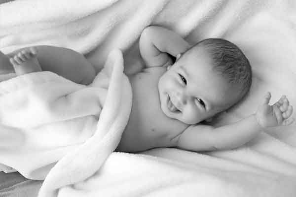 babymassage-eindhoven-4opeenrij-cute-baby-blackwhite baby language, workshop, baby language workshop, dunstan, babytalk